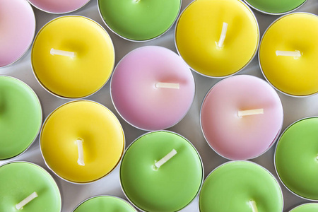 装饰彩色茶蜡烛, 各种颜色, 顶部视图照片