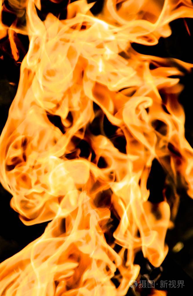 熊熊燃烧的烈火在黑色背景上的火焰