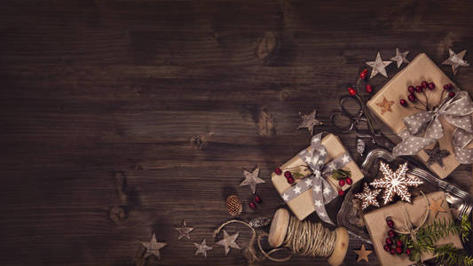 在木背景的圣诞节复古礼物图片