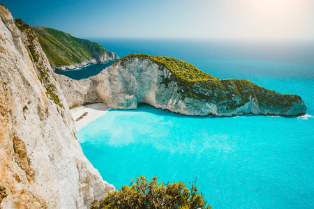 Navagio 海滩或沉船湾全景。绿松石海水和白色海滩之间的巨大悬崖。著名地标位置在扎金索斯海岛, 希腊