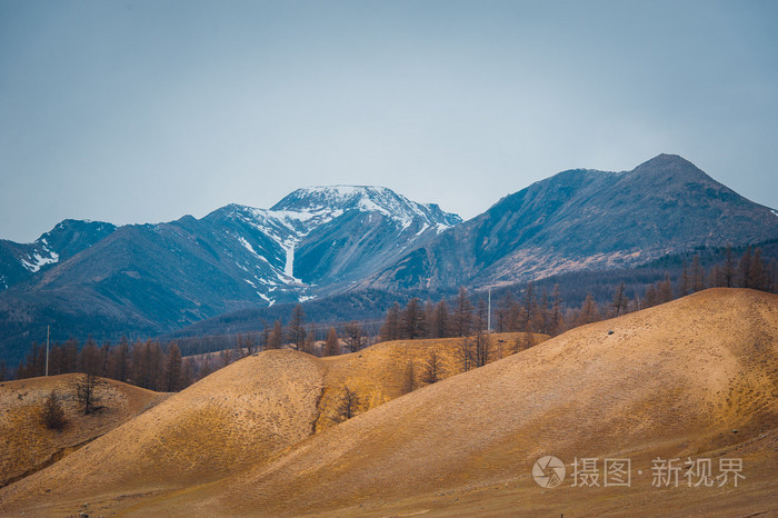 美丽的春天景观的西萨彦岭山脉
