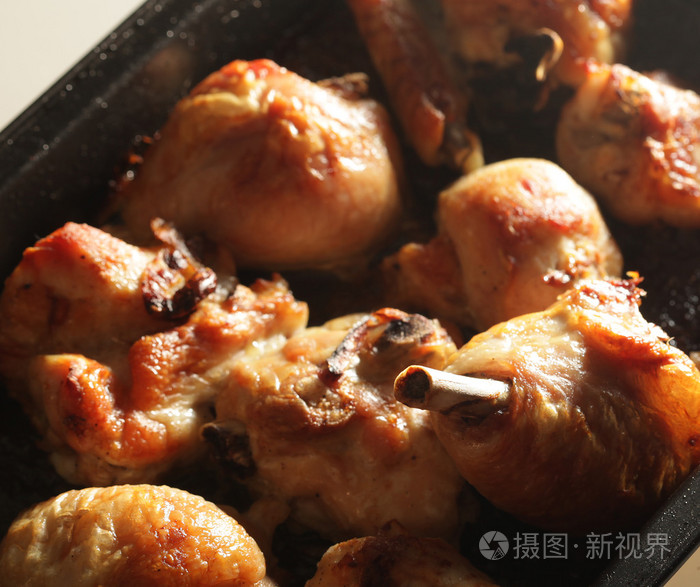 在烤盘上烤鸡肉片