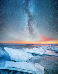 晚上在海边的冰。海湾和星在晚上时间。银河在大洋之上, 挪威。美丽的自然风景在挪威