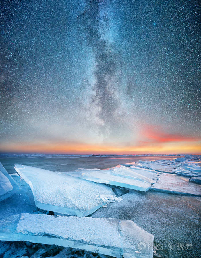 晚上在海边的冰海湾和星在晚上时间银河在大洋之上挪威美丽的自然风景