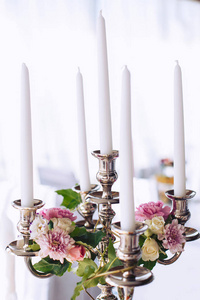 婚礼金属烛台配有鲜花装饰的蜡烛