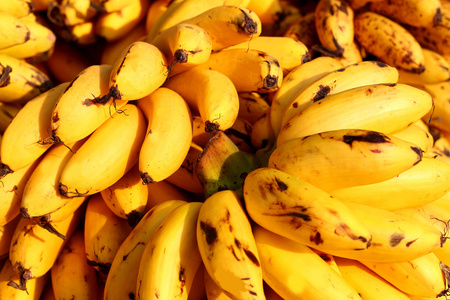 在市场中的特写黄香蕉