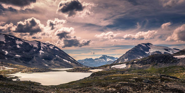 挪威 Jotunheimen 国家公园的野生山地景观