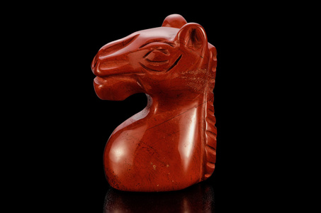 红碧玉雕刻的马头图片