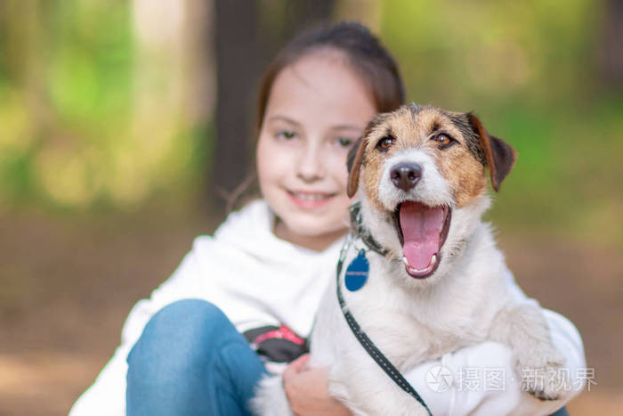 主人和他的宠物在公园里散步照片-正版商用图片092usc-摄图新视界