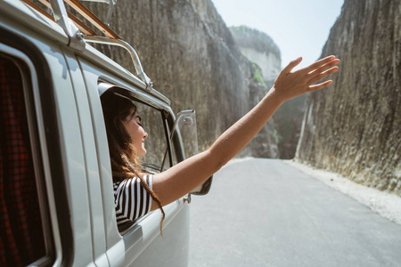 在沙滩上旅行的年轻女子。时髦自由概念