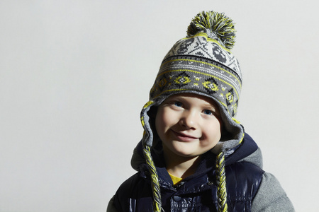 有趣的 child.winter 时装 kids.smiling 时尚戴帽的小男孩