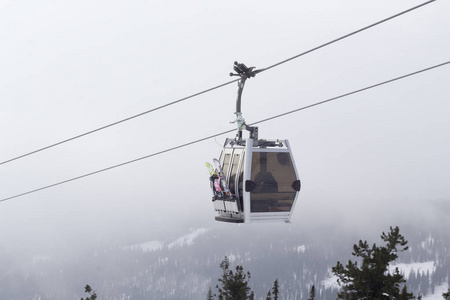 在谢雷格什, 为游客滑雪者和滑雪者准备的缆车。山地运输理念。复制空间
