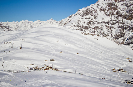 在阿尔卑斯山滑雪胜地的迷人景色