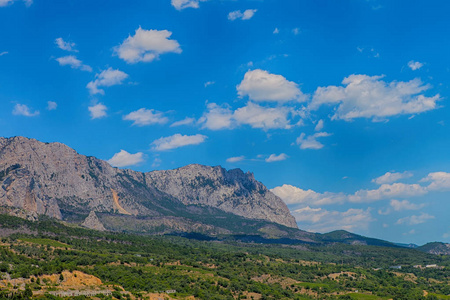 山前的平原景观照片