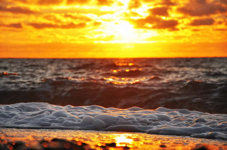 美丽的日出海面的景区视图图片
