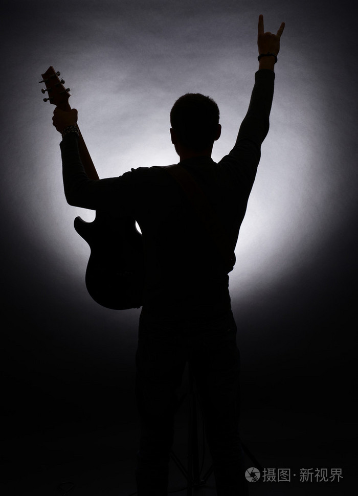 吉他弹奏者剪影