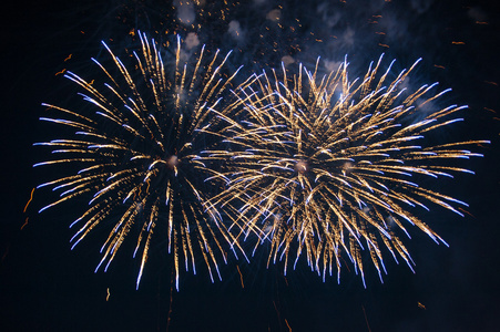 七彩烟花在夜空