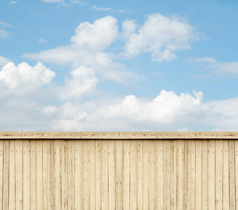 蓝天上的木栅栏与云彩背景