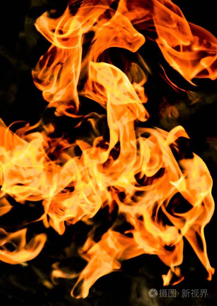 熊熊燃烧的烈火在黑色背景上的火焰