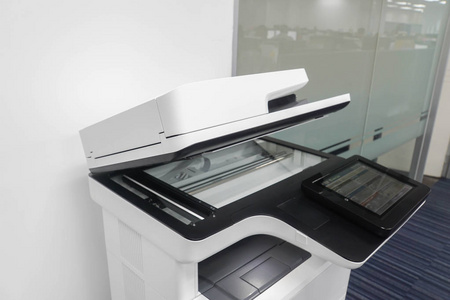 办公室内的多功能打印机, 用于打印扫描和复制业务文档