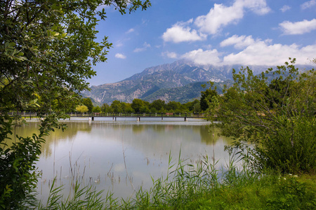美丽的风景森林湖在山或美丽的森林湖在早晨在夏天时间。阿塞拜疆自然