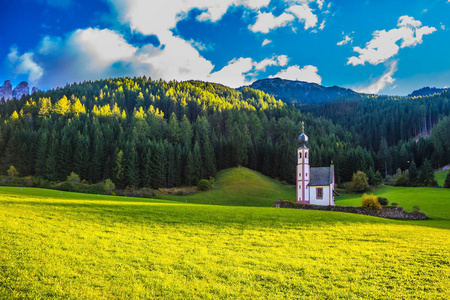 在 Tirol 生态旅游的概念。著名的圣玛丽拉大教堂和钟楼在山谷。白云岩, 蒂罗尔, 夏日日落