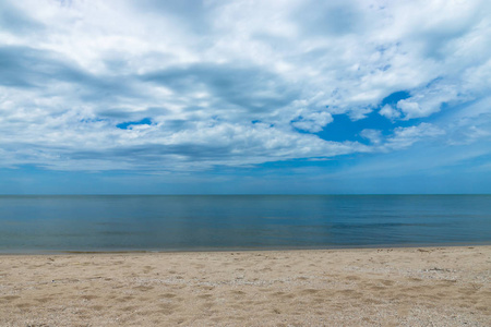 夏天没有人在海滩上蓝天白云