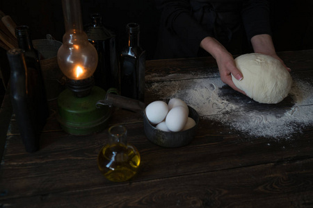 新鲜健康的女性厨师手制白色食品饼图制作成分