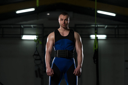 肌肉力量提升机健美运动员健身模型的肖像站立强摆运动后