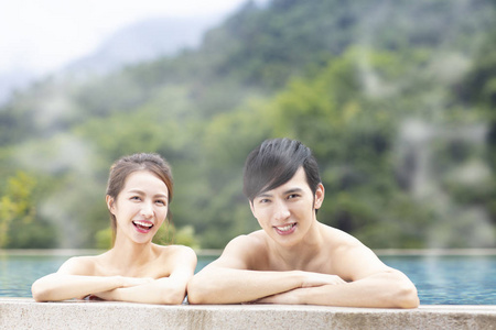 在温泉的年轻亚洲情侣照片