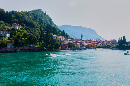 在意大利科莫湖的美丽景色。科莫湖和阿尔卑斯山