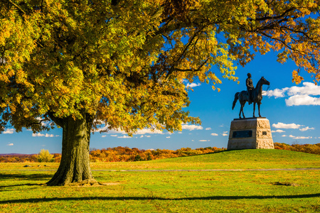 树和在宾夕法尼亚州葛底斯堡战场上的雕像