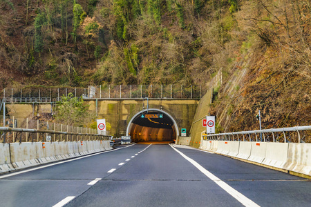 意大利托斯卡纳公路即将进入隧道