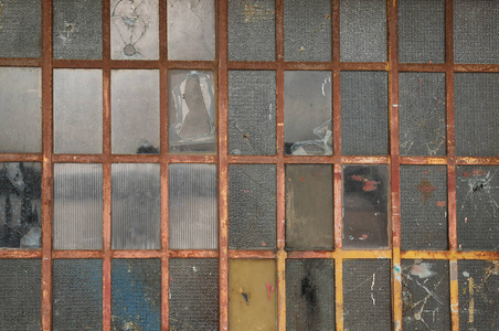 车间门的玻璃和网格金属背景