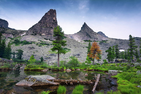 风景秀丽的夏日风景如画的山湖, 倒影在蓝天背景下