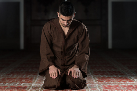 穆斯林在清真寺做礼拜照片