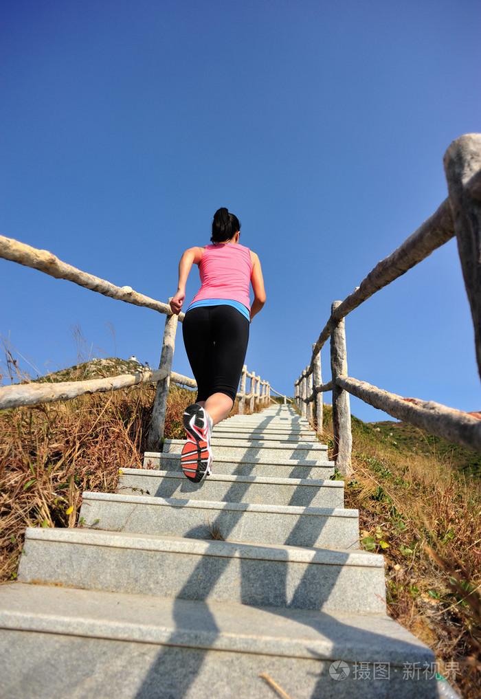 体育女人山台阶上向上移动