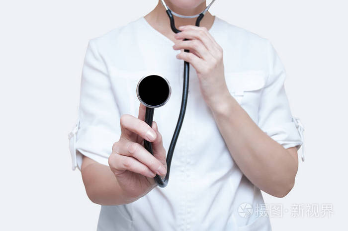女医生用听诊器在白色背景手.分离
