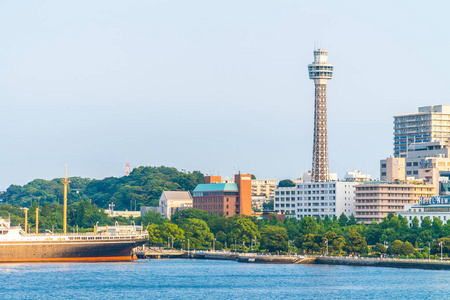 美丽的外部建筑和建筑与海洋塔在横滨城市天际日本