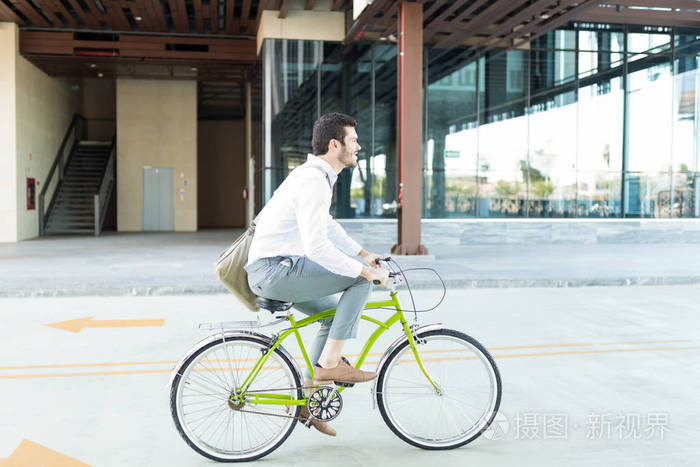 男性高管在上班时骑自行车上下班的侧视图