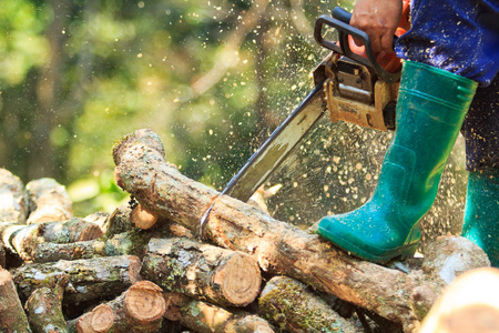 高级人砍柴砍柴记录器人砍柴用斧子砍柴人男子砍柴砍柴烧柴和旧斧头