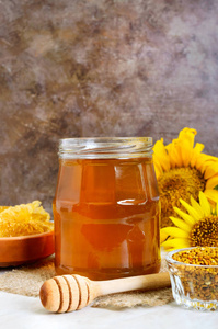 蜂蜜在玻璃瓶, 蜂窝, 花粉。养蜂产品。健康饮食的概念