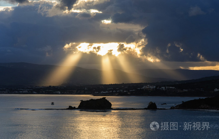 海景观与恶劣的天气和多云的天空