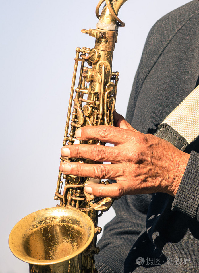 非洲音乐家手演奏小号-街头艺术家表演传统灵魂爵士乐歌曲的音乐