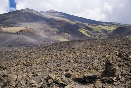 在意大利西西里岛的埃特纳火山火山上一些陨石坑和硬化熔岩流的看法