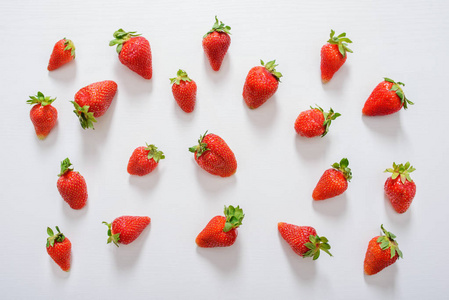 新鲜的草莓。白色混凝土背景的草莓。有机本地草莓的收获
