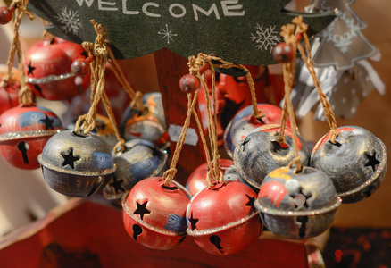 圣诞市场装饰色彩缤纷的铃铛