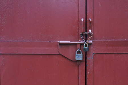 金属门与锁在又脏又臭的风格和良好的纹理