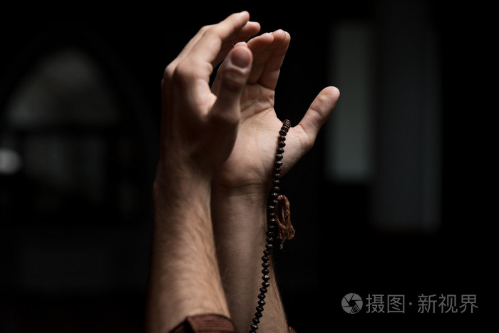 手里捧着一串穆斯林的念珠