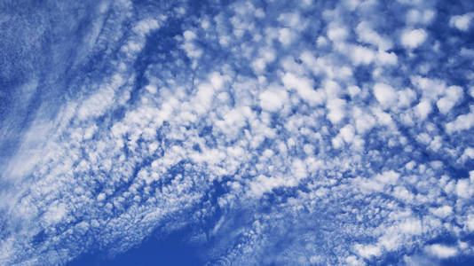 云在眼中蔓延云, 高积云和卷层云的照片, 在明亮的蓝天上飞翔照片